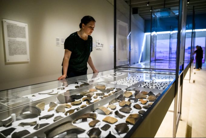 Im Laténium - Parc et Musée d’archéologie de Neuchâtel gibt es jede Menge Fundstücke zu bestaunen. Frau im Museum Laténium