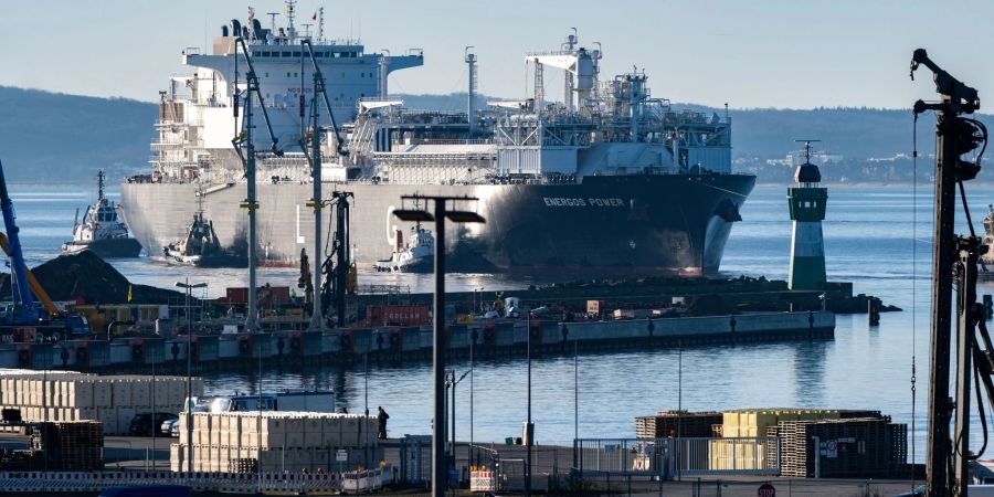 Die fast 300 Meter lange «Energos Power» läuft begleitet von Schleppern in den Hafen von Mukran ein.