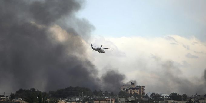 ARCHIV - Ein israelischer Hubschrauber fliegt über Chan Junis. Foto: Mohammed Dahman/AP/dpa ARCHIV - Ein israelischer Hubschrauber fliegt über Chan Junis. Foto: Mohammed Dahman/AP/dpa