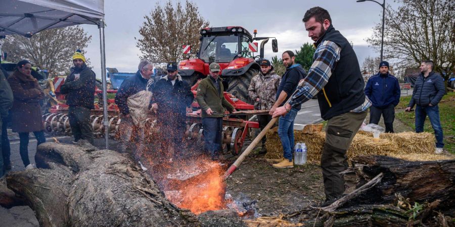 Im Bereich Toulouse in Südfrankreich dauern die Blockaden mehrerer Autobahnen nach Angaben der Behörden an.