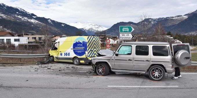 Wegen Navi - Autofahrer knallt in Thusis GR in Rettungswagen