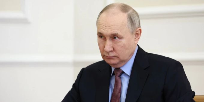 Ein internationales Sondertribunal könnte bald über die durch Putin initiierten Kriegsverbrechen richten. ukraine putin russland sondertribunal