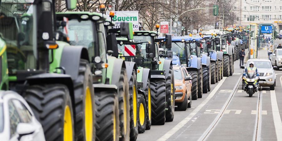 ARCHIV - Traktoren fahren bei einem Protest mit Traktorkorso des Landesbauernverbands Brandenburg gegen die Erhöhung der Steuer auf Agrardiesel von der FDP-Zentrale zum Willy-Brandt-Haus (SPD-Zentrale). Foto: Christoph Soeder/dpa