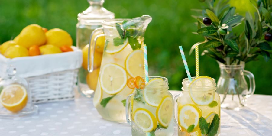 Mit Zitronenwasser können Sie Übersäuerung oder Verdauungsbeschwerden vorbeugen. Ein Glas täglich ist ein guter Anfang.