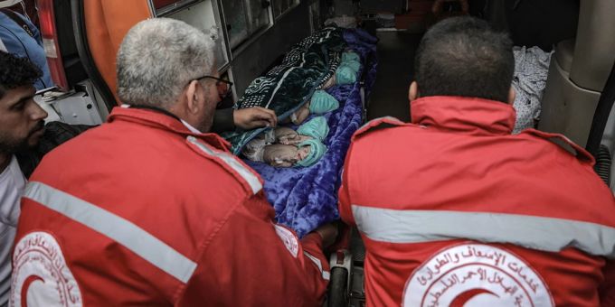 Sanitäter des Roten Halbmonds kümmern sich auch im Israel-Gaza-Krieg um Palästinenser. Santitäer