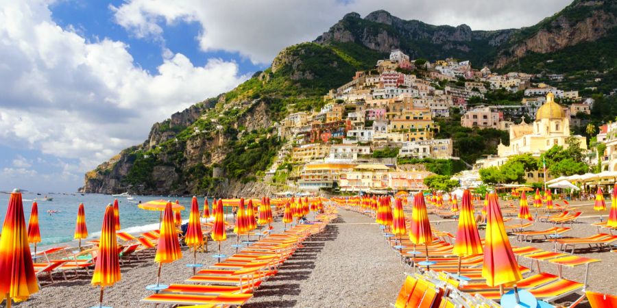 Stockfotografie Blick auf den Strand in positano an der Amalfiküste, Kampanien, Italien: lizenzfreie Fotos