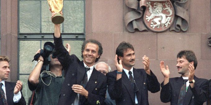«Ich glaube, dass die deutsche Mannschaft über Jahre hinaus nicht zu besiegen sein wird«, sagte Franz Beckenbauer (l) nach dem WM-Gewinn 1990. Franz Beckenbauer