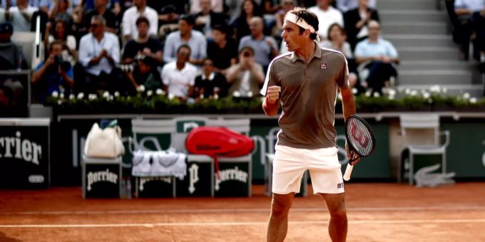 Roger Federer bejubelt einen Punkt an den French Open 2019. Roger Federer Rafael Nadal