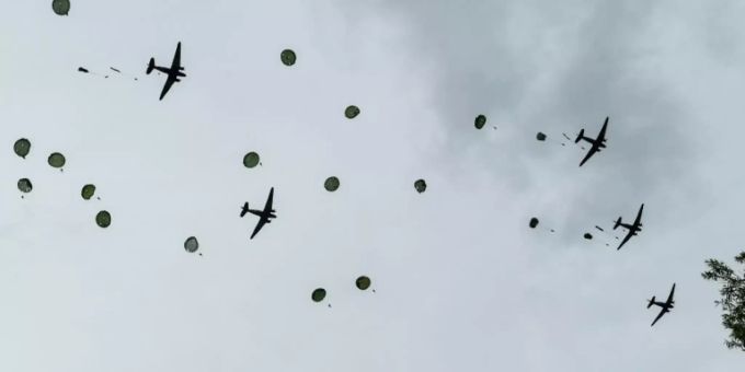 Fallschirmjäger stellen in der Normandie den D-Day nach Fallschirmjäger stellen in der Normandie den D-Day nach