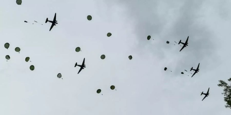 Fallschirmjäger stellen in der Normandie den D-Day nach