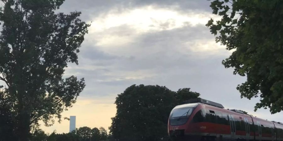 Die Bahnstrecke zwischen dem Badischen Bahnhof in Basel und Erzingen (D) unweit von Schaffhausen hat bis heute keine elektrischen Fahrleitungen. Die Deutsche Bahn betreibt sie daher noch mit Dieselzügen - im Bild auf Basler Boden vor dem Roche-Turm, als Unikum im Schweizer Netz.