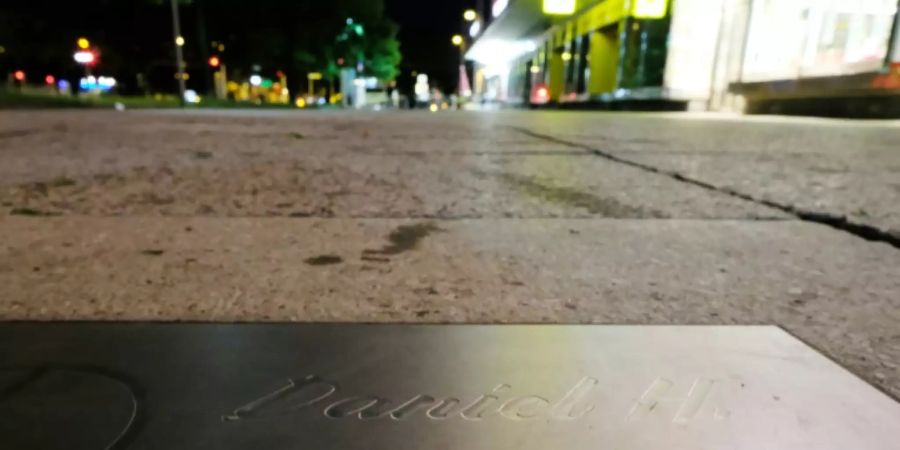 Eine Metalltafel erinnert in Chemnitz an die Tat.