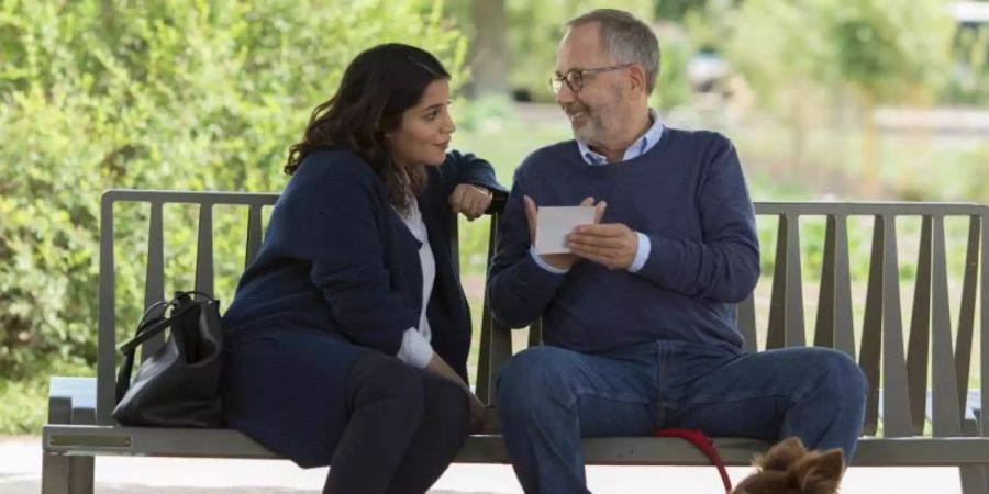 Alain (Fabrice Luchini) spricht mit seiner Logopädin Jeanne (Leila Bekhti). Foto: NFP