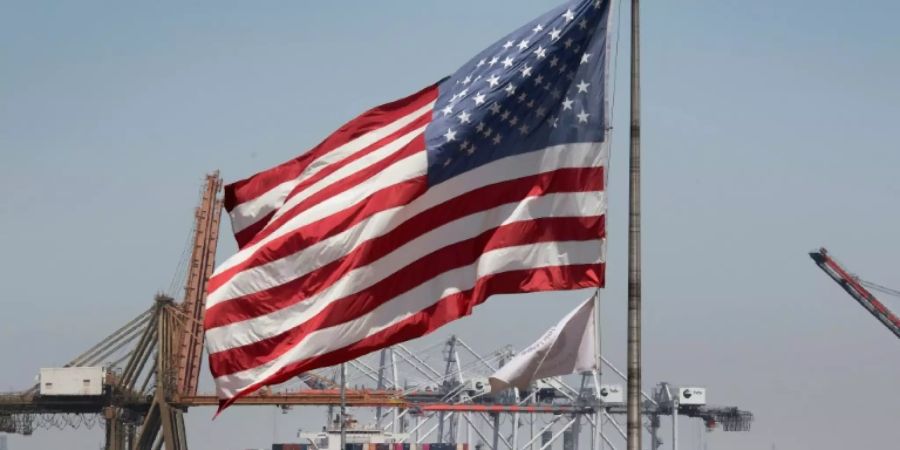 US-Flagge vor einer Containerladung