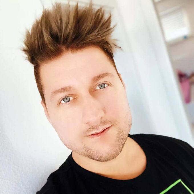 Während seine Mutter – das Namendouble von Helene Fischer – mit Obst und luxuriösen Suiten verwöhnt wird, kriegt Michael Fischer gewöhnliche Zimmer in Hotels. Michael Fischer