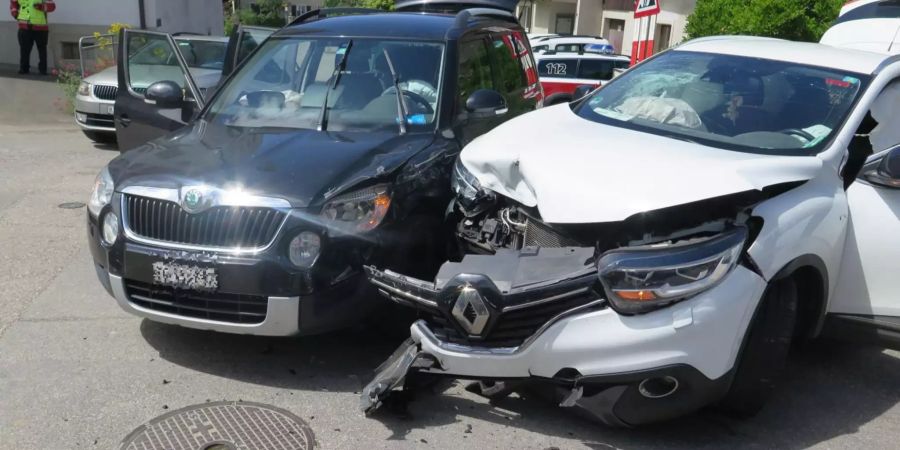 Kollision zwischen zwei Personenwagen