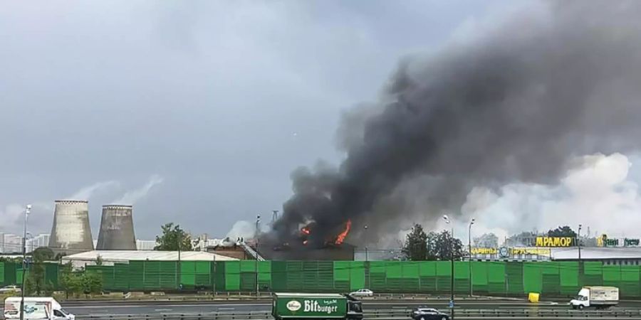 Flammen und Rauch über dem Brandherd