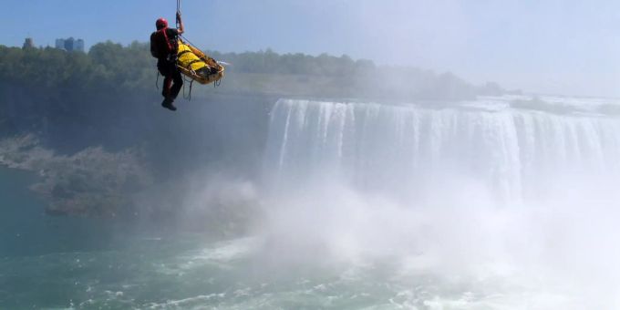 Ein Niagarafälle-Notfall-Mitarbeiter rettet einen Mann, der am 21.05.12 die Niagarafälle hinunterstürzte. Niagarafälle