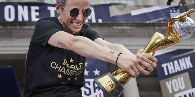 Teamleaderin Megan Rapinoe mit der WM-Trophäe bei der Triumph-Parade der US-Fussballerinnen in New York Teamleaderin Megan Rapinoe mit der WM-Trophäe bei der Triumph-Parade der US-Fussballerinnen in New York