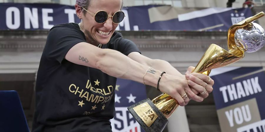 Teamleaderin Megan Rapinoe mit der WM-Trophäe bei der Triumph-Parade der US-Fussballerinnen in New York