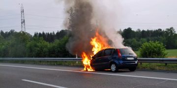 Auto gerät auf der Autobahn in Vollbrand.