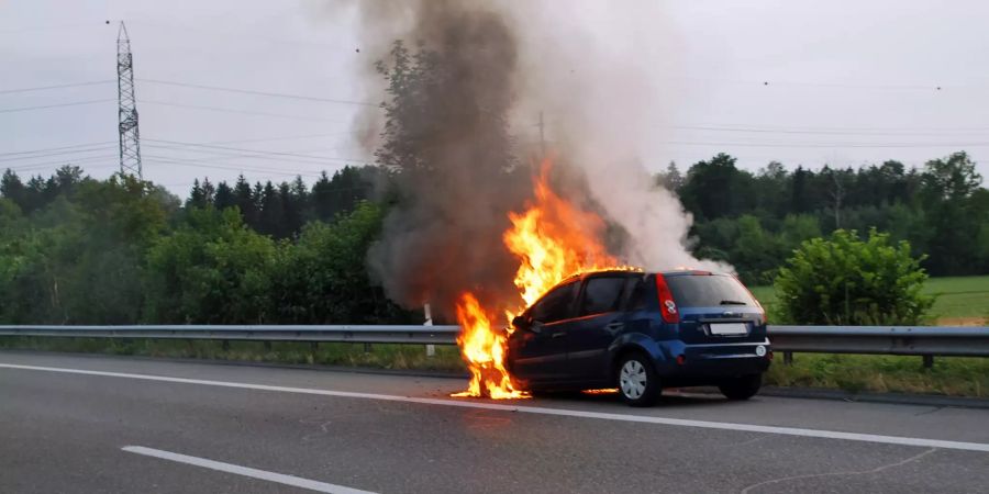 Auto gerät auf der Autobahn in Vollbrand.