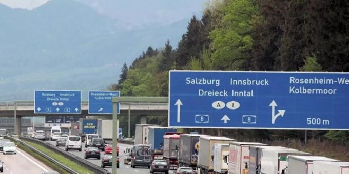 Lastwagen stauen sich auf der Autobahn 8 bei Rosenheim in Richtung österreichischer Grenze (Archiv). Foto: Josef Reisner bahn