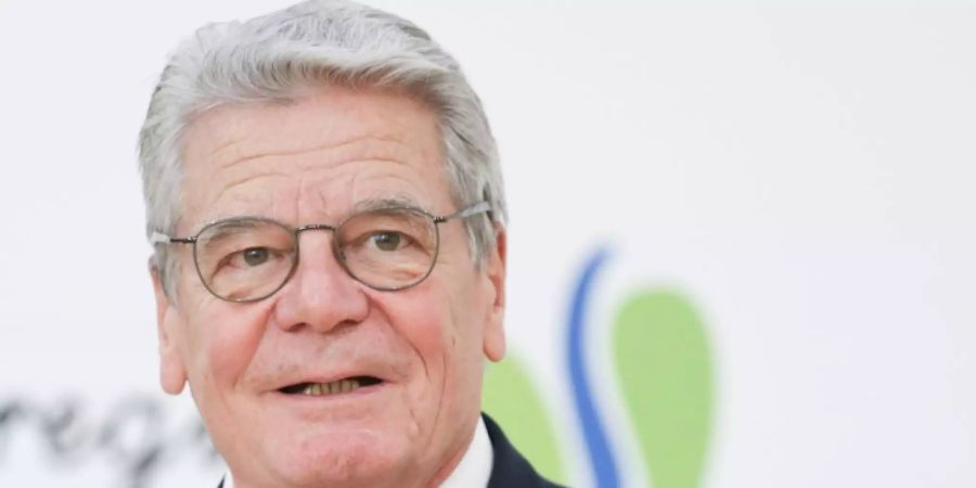 Gauck war mit einem historischen Fischerboot unterwegs