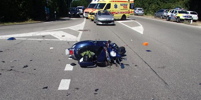 Eine Vespa liegt nach der Kollision mit dem hinter ihm stehenden Auto am 05.07.19 in Rheinfelden AG auf der Strasse. Rheinfelden