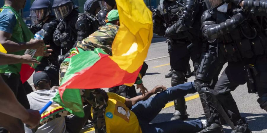 Rund 250 Personen protestierten vergangenen Samstag in Genf gegen den Präsidenten Kameruns. Dabei kam es zu Auseinandersetzungen zwischen Gegnern und Befürwortern des Staatsoberhaupts des westafrikanischen Landes. Die Genfer Sicherheitskräfte setzten daraufhin Wasserwerfer und Tränengas ein.