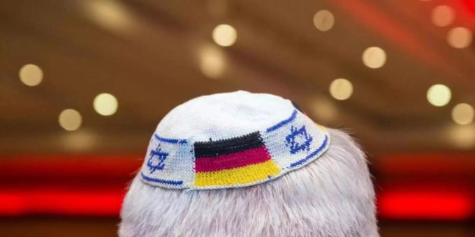 Ein Mann trägt eine Kippa mit eingearbeiteten israelischen und deutschen Fahnen. Foto: Frank Rumpenhorst Ein Mann trägt eine Kippa mit eingearbeiteten israelischen und deutschen Fahnen. Foto: Frank Rumpenhorst