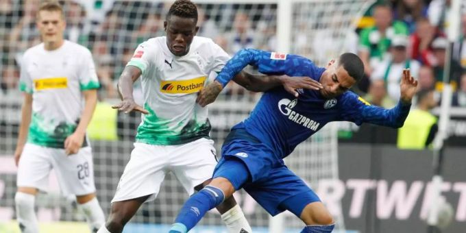 Gladbachs Denis Zakaria (l.) im Duell mit dem Schalker Omar Mascarell. Denis Zakaria