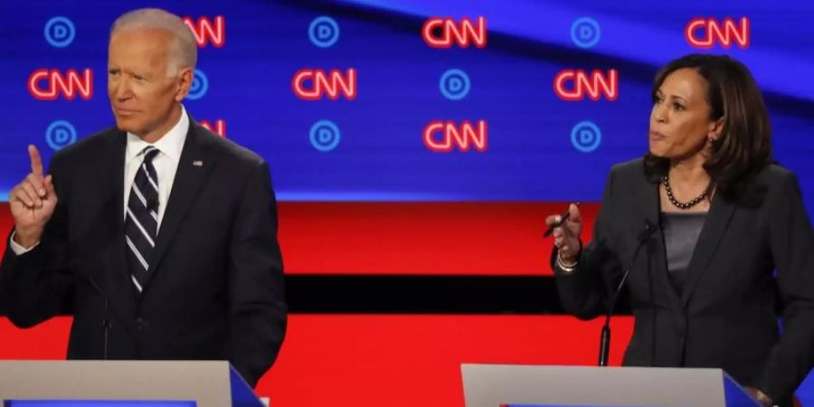 Joe Biden und Kamala Harris sprechen während der zweiten TV-Debatte der Demokraten in Detroit. Foto: Paul Sancya/AP