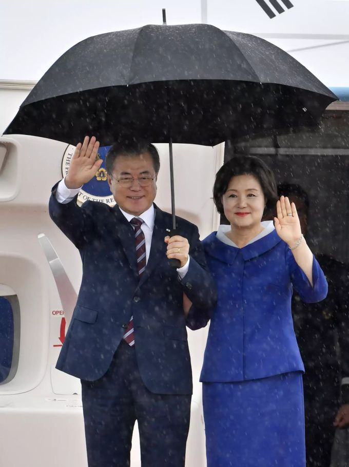 Der südkoreanische Präsident Moon Jae-in (links) und seine Frau Kim Jung-sook treffen am Donnerstag, dem 27. Juni 2019, am internationalen Flughafen Kansai in Izumisano in der Präfektur Osaka im Westen Japans ein. Japan G20 Summit