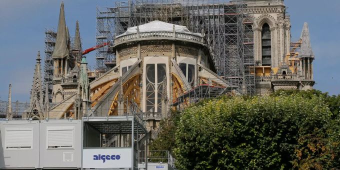Baugerüstbühnen umgeben die Kathedrale Notre-Dame für die Rekonstruktionsarbeiten nach dem Brand vom 15. April 2019. Notre-Dame Paris Brand