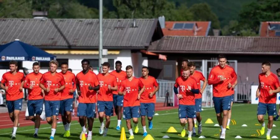 Die Spieler vom FC Bayern am Tegernsee im Trainingslager beim Warmlaufen. Foto: Sven Hoppe