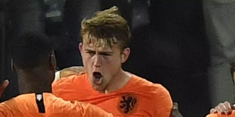 Hat noch keine Entscheidung über seine fussballerische Zukunft getroffen: Matthijs de Ligt (M) jubelt mit seinen Teamkollegen der Elftal. Foto: Martin Meissner/AP