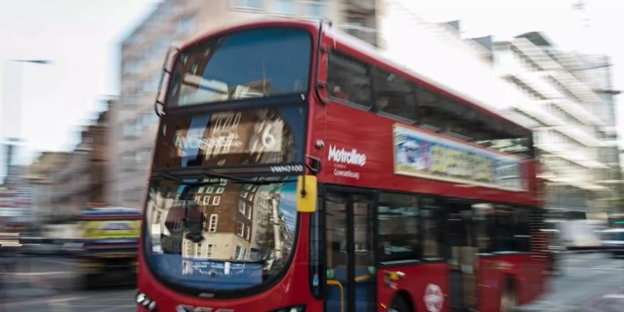 Ein Doppeldeckerbus in London. Mehrere Jugendliche haben in London ein lesbisches Paar in angegriffen und krankenhausreif geschlagen. Foto: Wolfram Kastl/Archiv