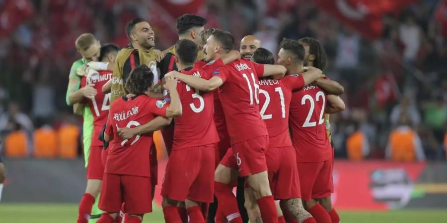 Die türkischen Spieler jubeln nach ihrem überraschenden Sieg gegen Frankreich. Foto: AP