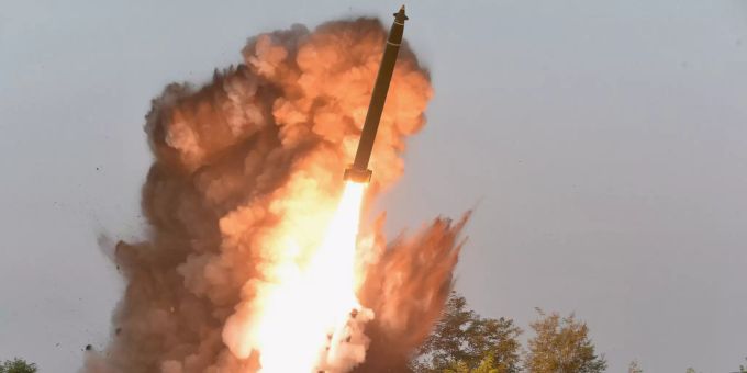 Ein Probeabwurf von einem Mehrfachraketenwerfer. North Korea Weapons Tests