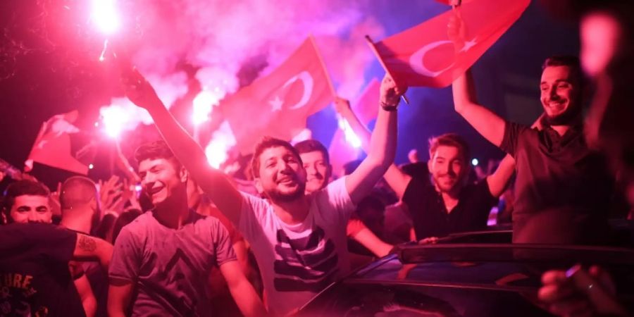 Menschen in Istanbul feiern Wahlsieg der Opposition