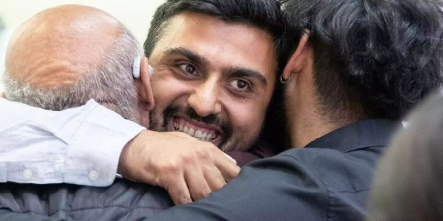 Adil Demirci umarmt auf dem Flughafen Angehörige