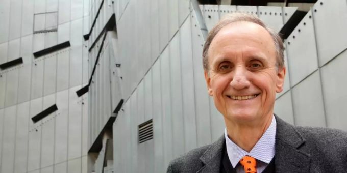 Der Direktor des Jüdischen Museums Berlin, Peter Schäfer vor dem Daniel Libeskind Bau des Museums in Berlin (2014). Foto: Wolfgang Kumm Der Direktor des Jüdischen Museums Berlin, Peter Schäfer vor dem Daniel Libeskind Bau des Museums in Berlin (2014). Foto: Wolfgang Kumm