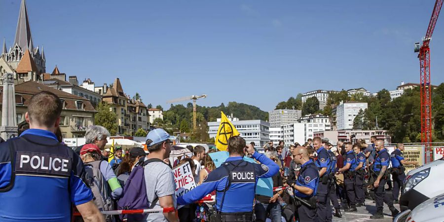 In Lausanne blockierten etwa 200 Aktivisten der Bewegung Extinction Rebellion am Freitagmittag die Bessières-Brücke in der Nähe der Kathedrale.