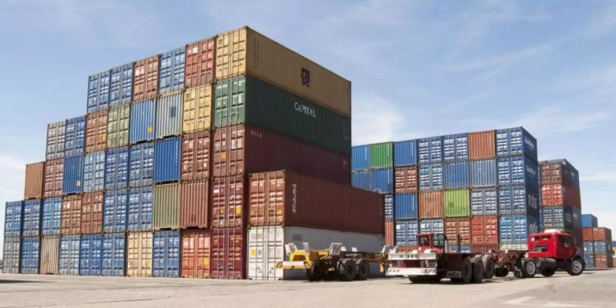 Container stehen im Hafen von Buenos Aires. Das Mercosur-Abkommen droht zu scheitern. Foto: Andres Perez Moreno