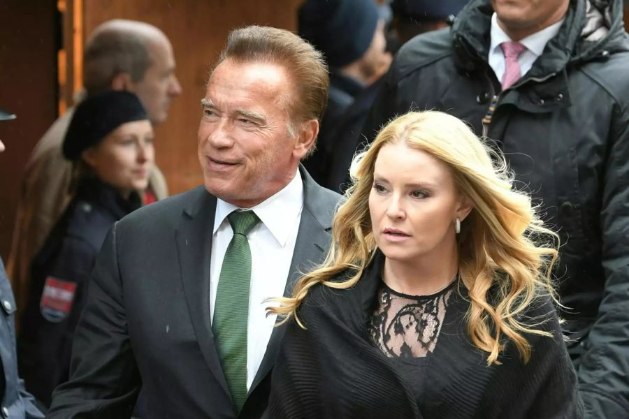 Arnold Schwarzenegger und Heather Milligan sind bei der Trauerfeier anwesend.