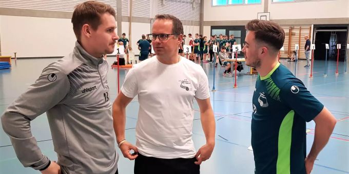 Während die Nati-Spieler wie Deny Känzig und Claudio Mutter aufgrund des Zusammenzug vom Wochenende primär die Zeit für Gespräche (hier mit Teambetreuer Adi Bernasconi) nutzen konnten mussten die anderen NLA-Spieler den intensiven Leistungstest absolvieren.