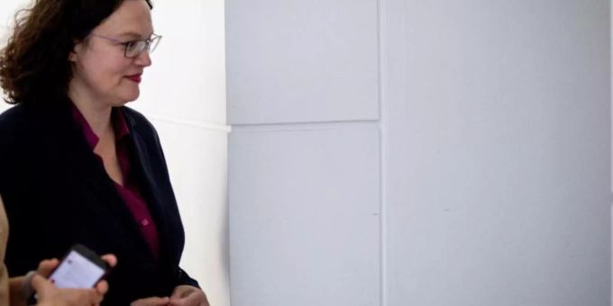 Andrea Nahles verlässt für kurze Zeit die Sondersitzung der SPD-Bundestagsfraktion. Foto: Kay Nietfeld Andrea Nahles verlässt für kurze Zeit die Sondersitzung der SPD-Bundestagsfraktion. Foto: Kay Nietfeld