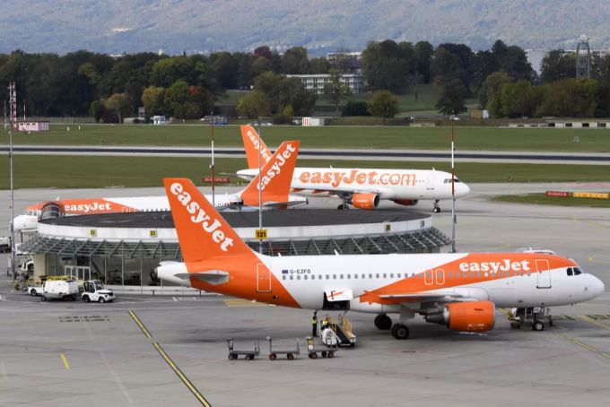 EasyJet-Maschinen stehen im Flughafen Genf. easyjet