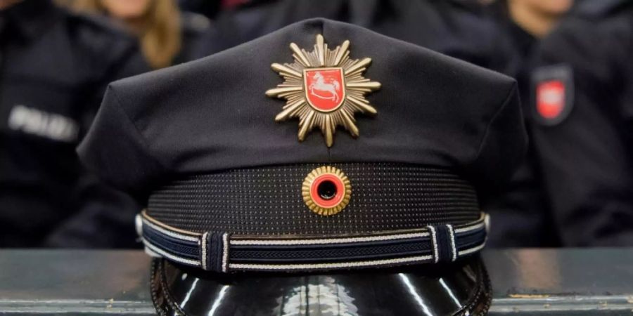 Eine Mütze der niedersächsischen Polizei